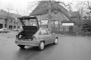 Vorstellung des Opel Kadett GSi 16 V: Seiten- und Rückansicht, Heckklappe geöffnet: auf Parkplatz Hamburger Straße, Bargteheide: hinten Restaurant Utspann