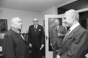 Freiburg: Wohnung Littenweiler; Regierungspräsident Person überreicht Bundesverdienstkreuz für Prof. Dr. Friedrich Walter Meyer, Freiburg