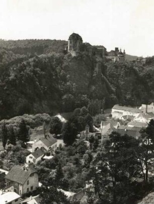 Vranov nad Dyjí (Frain). Schloss (1687–1695, J. B. Fischer v. Erlach). Blick über die Thaya