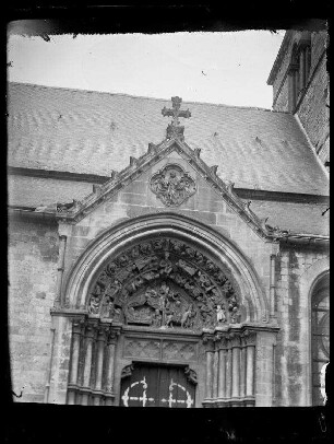 Unbekannte Ortschaft [Litauen/Weißrussland/Ukraine?]: Kirchenportal mit kunstvollem Tympanon (Detailaufnahme)
