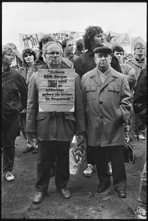 IG-Metall Demonstration mit Plakat "Keinem DDR-Bürger wird es schlechter gehen als bisher. Im Gegenteil."