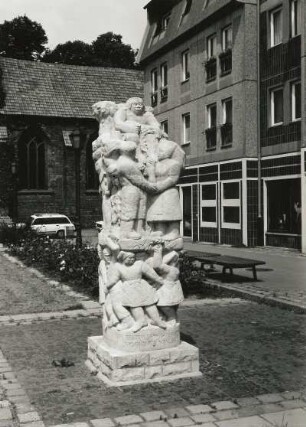 Der Besuch beim Wassermann : Der Besuch beim Wassermann von Johannes Peschel, Sandstein. Cottbus, Berliner Straße