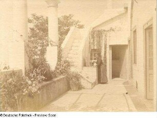 Anacapri-Caprile, Vico Caprile 124/128. Villa Mithras. Hof mit Frau am Brunnenbecken
