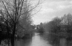 Fluss vor Dorf : Ein über das Ufer getretener Fluss vor einem Dorf