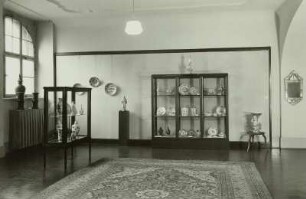 Raumaufnahme der Ausstellung "Ostasiatische Kunst und Chinoiserie", Museum für Kunsthandwerk, Dresden, 1957 : Raum 3b: Chinoiserie