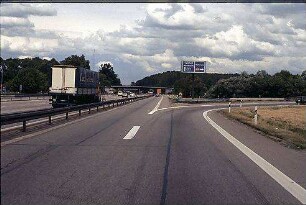 Einfahrt in Kreisel Nordost (Basel Richtung Karlsruhe) von Nebenfahrbahn (Basel Richtung Heidelberg)