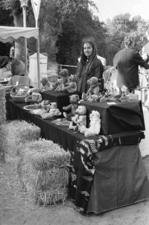 Kunsthandwerkermarkt an der Trittauer Wassermühle: Ariane De Ruffray aus Sandesneben mit handgearbeiteten Teddys