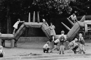 Kinder auf einem Spielplatz