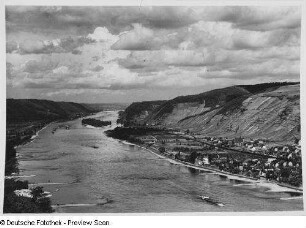 Blick vom Krahnenbeg bei Andernach reihnabwärts
