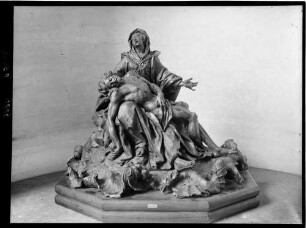 Schuttern Katholische Pfarrkirche Maria Himmelfahrt Pieta aus Holz