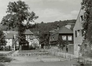 Dresden-Pillnitz, Wilhelm-Wolf-Straße mit Blick in Richtung Weinberge, rechts angeschnitten die Nr. 1. Das Rückgebäude sowie das Fachwerkgebäude in der Mitte stehen nicht mehr (heute befindet sich dort ein Neubau der HTWK). Links ist der Bau Pillnitzer Platz 1 zu sehen