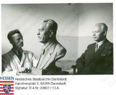 Stock, Christian (1884-1967) / Porträt beim Modellsitzen für die Arbeit von Prof. Friedrich Roland Watzka (* 1905) an der Büste des Ministerpräsidenten / 4 Szenenfotos