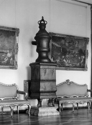 Ofen mit Vasenaufsatz : Ofen mit Vasenaufsatz. Eisen, Ton, geschwärzt (1765/1767). Augsburg, Schaezlerpalais, Speisesaal