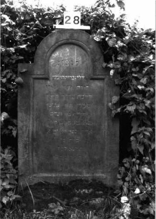 Grabstein 28 (Index: 99891814) Material: Sandstein Zustand: gut Maße HxBxT: 122x66x8 cm Beschreibung: rechteckige Stele, Rundbogenabschluß: Grabstein 28