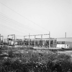 Gewerbegebiet Nord: Schleswag: Netzleitstelle: Umspannwerk: Stromleitungen, Freiluftschaltanlagen, Isolatoren, Transformatoren: im Hintergrund Tiefdruckerei des Axel-Springer-Verlags