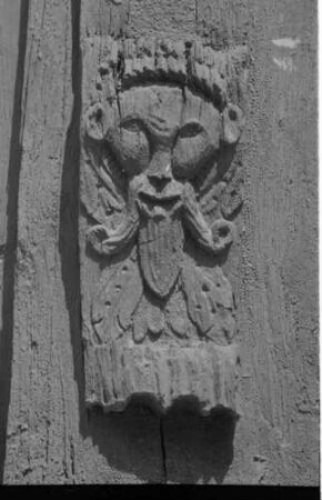 Michelstadt: Geschnitzte Figur am Fachwerkbalken