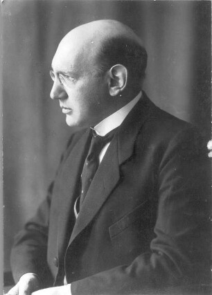 Porträt Dr. Karl Wollf (Dramaturg; 1876-1952). Fotografie (Negativabzug auf Papier) von Ursula Richter. Dresden, 1924 o. kurz vorher