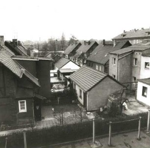 Dresden-Kaditz. Wohnsiedlung des Dresdner Spar- und Bauvereins. Reihenwohnhäuser (1897) und Nebengebäude zwischen Roscherstraße und Kolbestraße