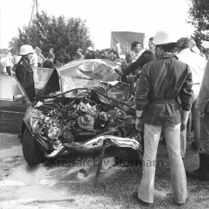 Rethwischdorf: Verkehrsunfall: Bundesstraße B 208: Zusammenstoß Pkw mit Lkw: Einsatz von Feuerwehr und Rettungsdienst bei demoliertem Pkw: im Hintergrund Zuschauer und Lkw