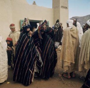 Heiratsmarkt der Berber : Geschmückte Frauen in traditioneller Kleidung auf dem Heiratsmarkt der Berber in Imilchil im Hohen Atlas.