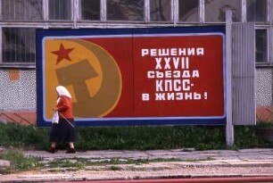 Parteitag Losung : Frau läuft an einer Losung in Kostroma vorbei, 1989