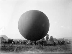 Jena. Ballonfahrertreffen. Startplatz für Ballonfahrt. Ballon. Vorbereitung für den Aufstieg