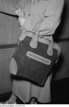 Präsentieren einer Handtasche