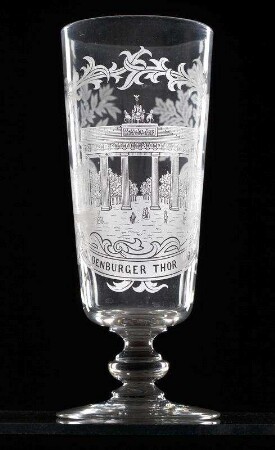Fußbecher aus farblosem Glas mit geätzter Darstellung des Brandenburger Tores