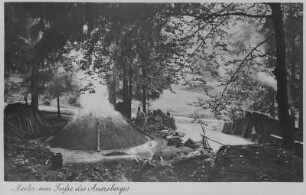 Ansicht eines "Meilers am Fuße des Auersberges" - Köhler bei der Herstellung von Holzkohle /vermutlich Ansichtskarte : Ansicht eines "Meilers am Fuße des Auersberges" - Köhler bei der Herstellung von Holzkohle