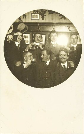 [Feiernde Männer]