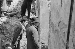 Aufnahmen vom Dreh des ersten deutschen Trümmerfilms "Die Mörder sind unter uns" durch die DEFA : Regisseur Wolfgang Staudte (links) mit Schauspieler Ernst Wilhelm Borchert (rechts)