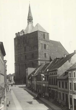 Kolberg, Domstraße : Kolberg (Kolobrzeg/Polen). Blick durch die Domstraße zum Dom St. Marien