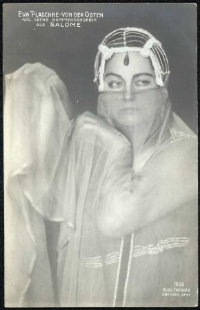 Eva Plaschke-von der Osten als Salome : Eva Plaschke-von der Osten als Salome in der gleichnamigen Oper von Richard Strauss. Königliche Hofoper Dresden, 1916. Fotografie (Weltpostkarte) von Hugo Erfurth