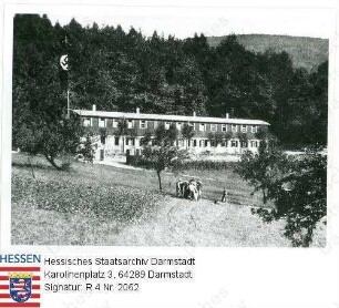 Brandau im Odenwald, Kinderheim der NSV für schulpflichtige Jungen / Außenansicht, mit Hakenkreuzfahne