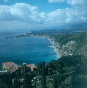Sizilien. Blick von Taormina auf die Strände von Giardini und Naxos