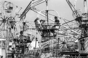 Rzeszów, im Südosten Polens, Hauptstadt der Woiwodschaft Karpatenvorland, hier Karussell-Wirrwarr bei einem Vollsfest