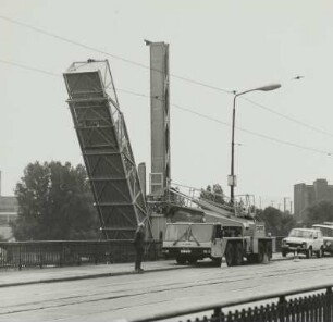 Brückenprüfgerät. Dresden, Marienbrücke : Revision der Marienbrücke in Dresden, 1990. Brückenprüfgerät UB 20 beim Entfalten von Hubgerüst und Arbeitsbühne