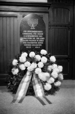Kranzniederlegung durch Oberbürgermeister Otto Dullenkopf im Jüdischen Friedhof auf dem Karlsruher Hauptfriedhof