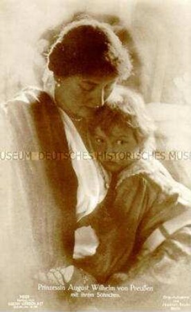Alexandra Viktoria mit ihrem Sohn Alexander Ferdinand
