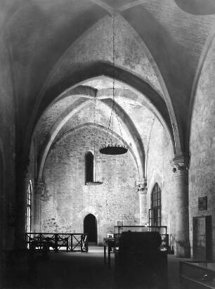 Catania. Castello Ursino (Erbauung um 1239/1250, Restaurierung 1934). Inneres des Saales im Nordflügel