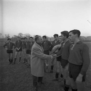 Fußballspiel um den Wanderpokal der Stadt Karlsruhe für die Karlsruher Oberschulen.