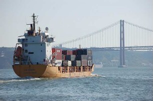 Lissabon - Schiff auf dem Rio Tejo : Lissabon: Containerschiff auf dem Rio Tejo an der Ponte 25 de Abril, aufgenommen 2006