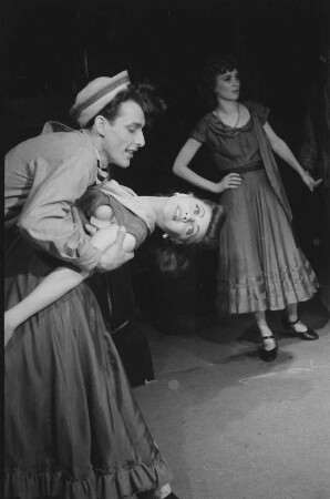 Szenenbilder aus der heiteren Oper "Schneider Wibbel" von Mark Lothar an der Komischen Oper Berlin