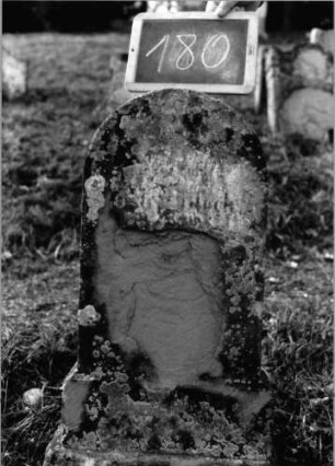 Grabstein 180 (Index: 100090507) Material: Sandstein Zustand: abgeblättert m. fast völligem Textverlust Maße HxBxT: 85x33x12 cm Beschreibung: Stele, Sockel, Rundbogenabschluß: Grabstein 180