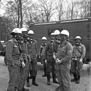 Glinde: Gelände der Jurid-Werke GmbH: Kreiskatastrophenübung mit Freiwilligen Feuerwehren, Technischem Hilfswerk (THW), Deutschem Roten Kreuz, Malteser Hilfsdienst, Arbeiter-Samariter-Bund (ASB) und Spezialeinheiten: Fernmeldezug mit Atemmasken: dahinter Löschfahrzeug