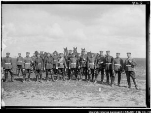 Geländeübung des Feld-Artillerie-Regiments Nr. 46 Enthält: Platte 8, Gruppenaufnahme, im Hintergrund Pferde