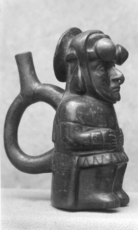 Tongefäß in Gestalt einer menschlichen Figur