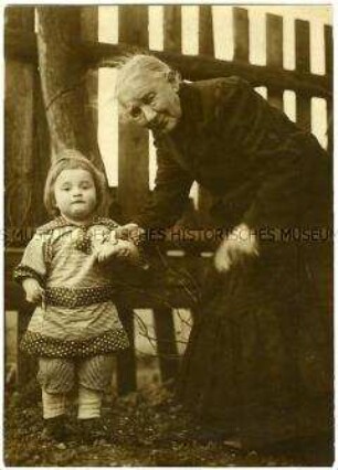 Emilie Cecilie Jouin mit Alexander Fleischhut im Garten