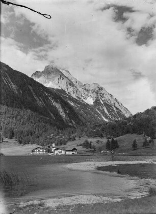 Österreich, Alpen : Österreich. An einem Bergsee