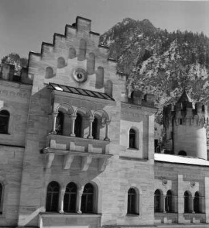Schwangau-Hohenschwangau. Schloß Neuschwanstein (1869-1899; C. Jank, E. Riedel, G. v. Dollmann). Torbau